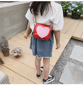 Sac à bandoulière rouge en forme de cœur pour fille avec paillettes roses en extérieur