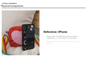 Mini sac bandoulière rouge en forme de cœur avec sangle arc-en-ciel comparé à un iPhone