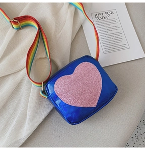 Détail du sac coeur en cuir PU pour fille avec bandoulière arc-en-ciel sur soie