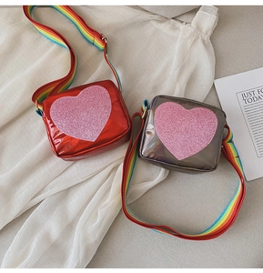 Détail de sacs cœur en cuir PU rouge et argent avec bandoulières arc-en-ciel pour filles