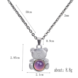 Detaillierte Maße der Bären-Halskette mit 50cm Kette und lila farbenem Stein