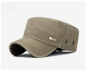 Détail de casquette militaire en coton avec œillets métalliques et plaque logo