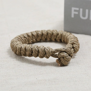 Vue macro d'un bracelet en corde de chanvre fait main montrant la texture et les nœuds