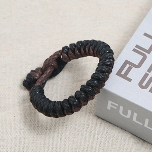 Gros plan détaillé du bracelet en corde tissé à la main en noir et marron foncé
