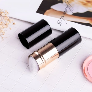 Details eines einziehbaren Make-up-Pinsels mit schwarzem Gehäuse und weißen Borsten