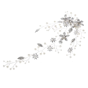 Dettaglio fascia da sposa con fiori argentati, perle e strass su sfondo bianco