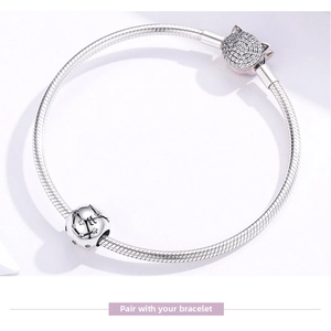 Detailed view of S925 sterling silver snake chain with Aquarius charm and cat head clasp