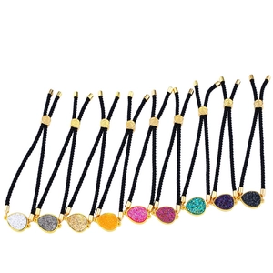 Set mit neun farbigen Wassertropfen-Kristallarmbändern mit goldenen Metallanhängern