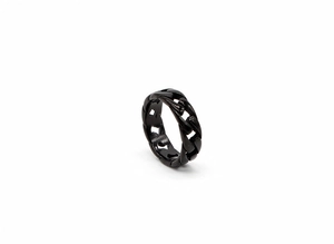 Détail macro de la bague chaîne industrielle noire en acier titane pour homme et femme