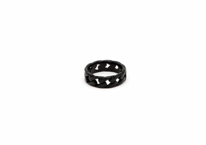 Gros plan d'une bague chaîne gourmette noire mate pour hommes en acier titane durable