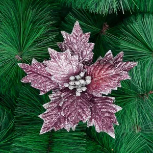 Glitzernde lila Weihnachtablume mit silbernem Glitter und Beeren auf Tannenzweigen