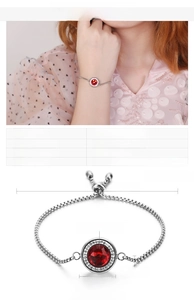 Détails d'un bracelet ajustable en acier inoxydable avec un zircon rond rouge central