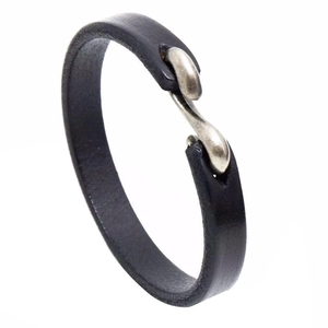 Retro schwarzes Lederarmband mit antikem silbernem S-Haken Verschluss auf weißem Grund