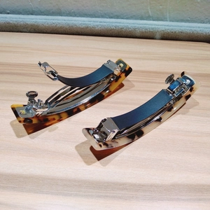 Set of two minimalist leopard print hair clips in tortoiseshell and black white finish