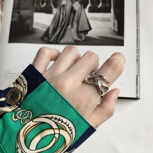 Close-up of a 925 sterling silver braided ring showcasing its modern woven design on a finger