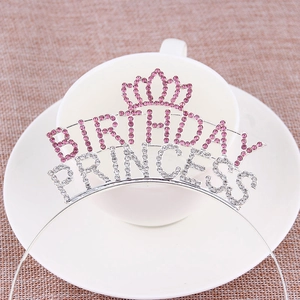 Diadème princesse d'anniversaire argenté avec strass roses et blancs sur tasse
