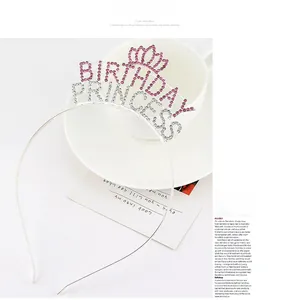 Détail du diadème Birthday Princess avec strass roses sur un support en alliage argenté