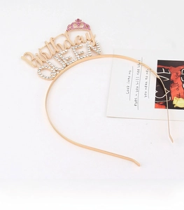 Détail du serre-tête doré Birthday Queen avec strass brillants et couronne rose