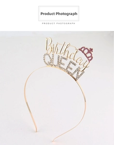 Détail du serre-tête Birthday QUEEN doré avec strass scintillants et petite couronne