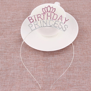 Macro d'un diadème en alliage d'argent avec cristaux roses épelant BIRTHDAY PRINCESS
