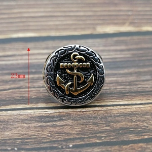 Λήψη macro του ναυτικού δαχτυλιδιού άγκυρας 23mm με κελτικές λεπτομέρειες σε χρυσό-ασήμι