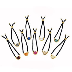 Lot de 10 bracelets en corde noire réglable avec pendentifs en cristal coloré et bords dorés
