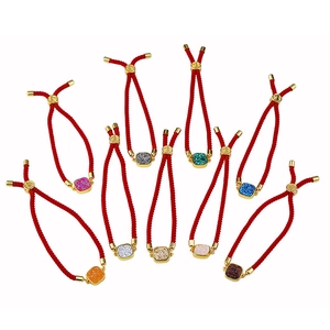 Lot de bracelets corde rouge avec cristaux carrés colorés et fermoirs dorés réglables