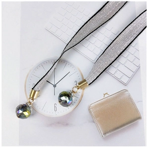 Détail d'un pendentif en cristal coloré avec cordon argenté et fermoir doré