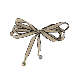 Élégante écharpe étroite beige en nœud avec bordure noire et pendentif en cristal