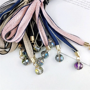 Écharpes étroites en soie avec pendentifs en cristal en rubans rose, bleu et beige