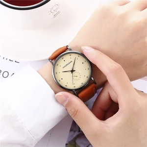 Montre minimaliste Khorasan avec bracelet en cuir marron et cadran beige au poignet