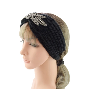 Detailansicht des schwarzen Strickstirnbands mit exquisiter Perlenblumenstickerei