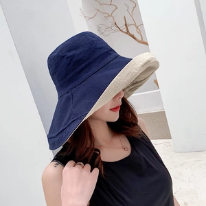 Dettaglio del cappello pescatore in cotone con bordi a taglio vivo e contrasto blu e beige