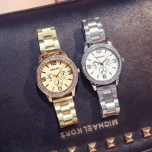 Luxury women's quartz watch with rhinestone bezel and metal link bracelet set of two