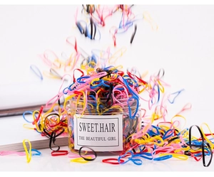 Élastiques à cheveux colorés dans un pot en plastique avec effet de dispersion