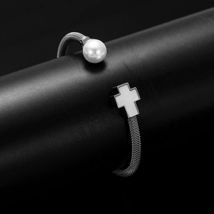 Silbernes Edelstahl-Kabelarmband mit weißer Perle und einem weißen Kreuzanhänger