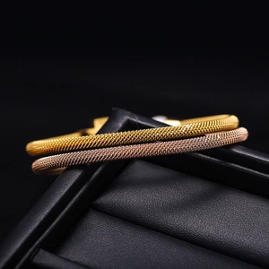 Makroaufnahme von 14mm Mesh-Kabelarmbändern in Gold und Roségold Edelstahl-Textur