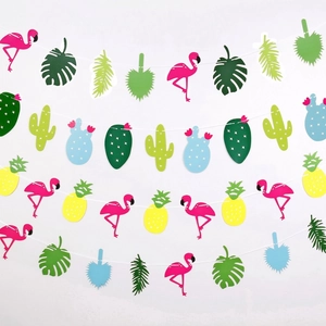 Guirlande de fête tropicale avec flamants roses, ananas et cactus pour décoration