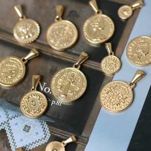 Vintage-Münzanhänger-Halskette aus 18K vergoldetem Edelstahl mit geprägten Reliefs