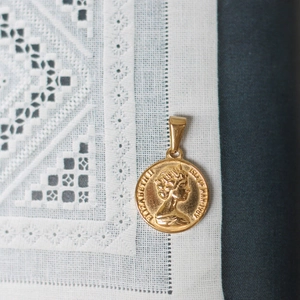 Detail der 18K vergoldeten Elisabeth II. Münzanhänger mit feiner Reliefgravur des Profils