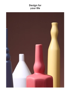 Primer plano de jarrones de cerámica mate Morandi en azul, blanco y rosa sobre rojo