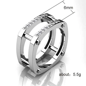 Macro-opname van een 6 mm brede punk metalen ring met schroefmotieven en zirkonia's