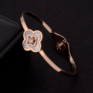 Detail of rose gold clover bracelet with mother-of-pearl inlay and center crystal