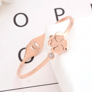 Détails d'un bracelet trèfle en or rose avec finition mate et incrustation de zircon