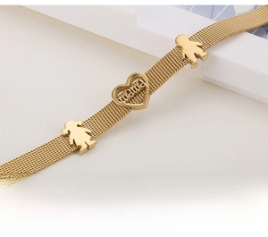 Gros plan du bracelet en maille dorée avec breloque cœur Mama et pendentifs famille