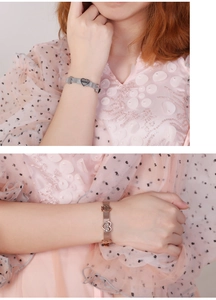 Détail de bracelets en maille argent et or rose avec breloques cœur FAMILY gravées