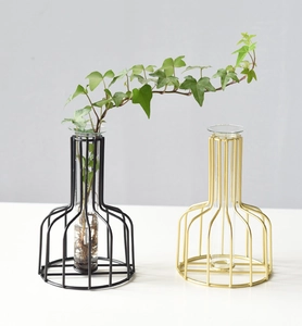 Détail de vases tubes à essai en fer nordique en finitions noir et doré