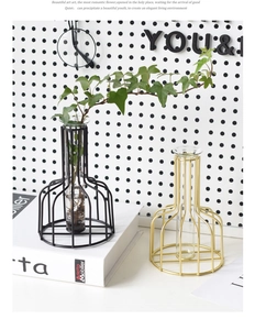 Détail d'un vase tube nordique avec cadres métalliques géométriques pour l'hydroponie