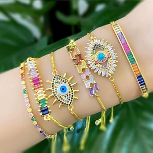Set di bracciali dorati da donna con occhio del male e pietre di zircone colorate lucide
