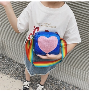 Sac bandoulière bleu métallisé pour fille avec grand cœur pailleté rose et sangle arc-en-ciel